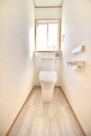 温水洗浄機能付きのトイレを使用しております。　新規設置したものですので、気持ちよくご利用いただけます。