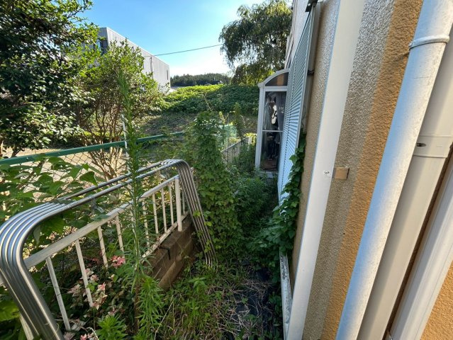 庭があることでガーデニングや家庭菜園はもちろん、こどもの遊び場やペットを放して遊ぶことができます。また、家の周囲に余裕があるということです。隣地との間があれば、十分な日当たりと、風通しが確保できます。