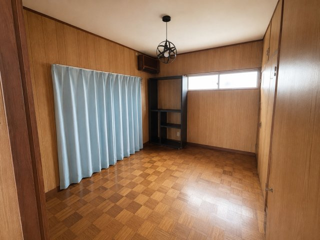 木目調の内装が印象的な2階洋室です。窓から自然光を取り込み、落ち着いた時間を過ごせる空間。現状の雰囲気を活かしながら、お好みに合わせてクロスや床材の変更などリフォームも楽しめるお部屋です。