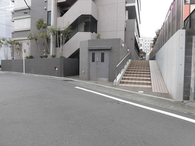 前面道路の交通状況や道路までの距離、建物のサイズ感も実際の現地を確認下さい。