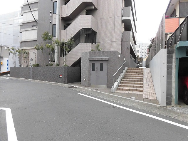 前面道路の交通状況や道路までの距離、建物のサイズ感も実際の現地を確認下さい。