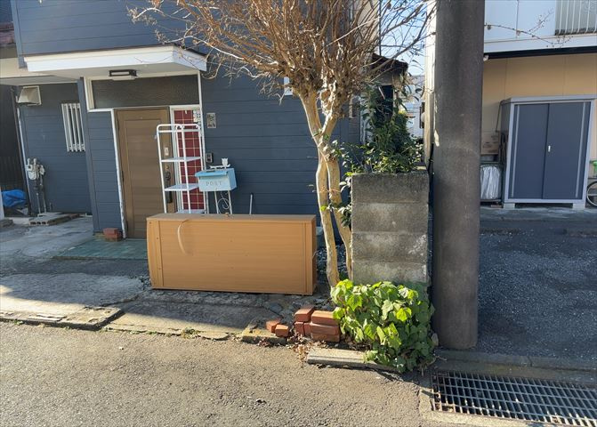 現地に行くなら、物件の周囲の地形がどうなっているかを見ることも大切です。周辺より低くなっている土地では、大雨などで水が集まりやすいため、地盤が弱くなっているということも考えられるため、注意が必要です。