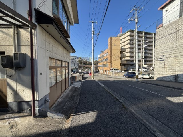 前面は視認性の高い道路に面しており、車の出入りもしやすい立地です。周辺にはマンションや商業施設もあり、人通り・交通量ともに一定数が見込めます。事務所や店舗利用にも適した環境です。　