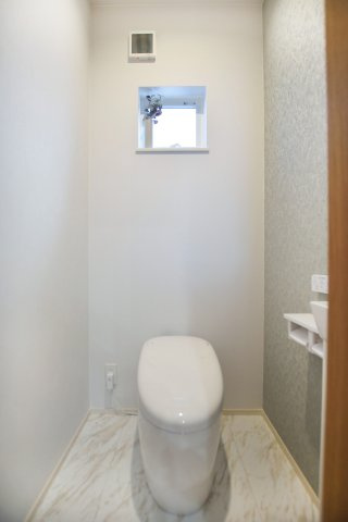 コロンと丸みのあるトイレです、窓があるので換気しやすくなっています。