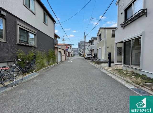 周辺は閑静な住宅街！前面道路広々で車の出し入れも便利です。