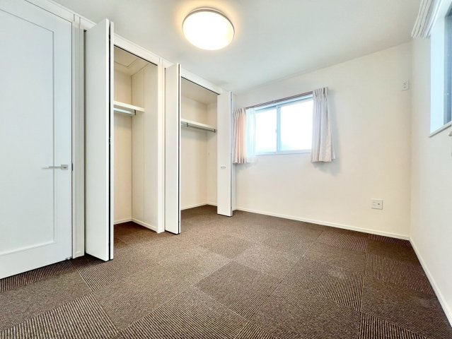 北側も洋室にも2方向の窓があり、明るく、風通しの良いお部屋です！