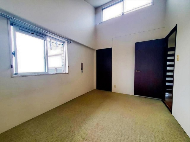 高天井で圧倒的な開放感！上部窓からの採光で部屋全体が明るく、空間を広く使える快適な洋室です。
