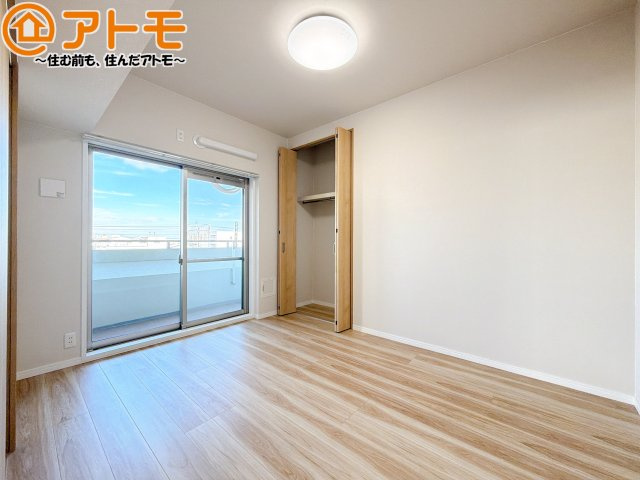 バルコニーに面したお部屋なので、布団などの大きなものも楽々干せます♪