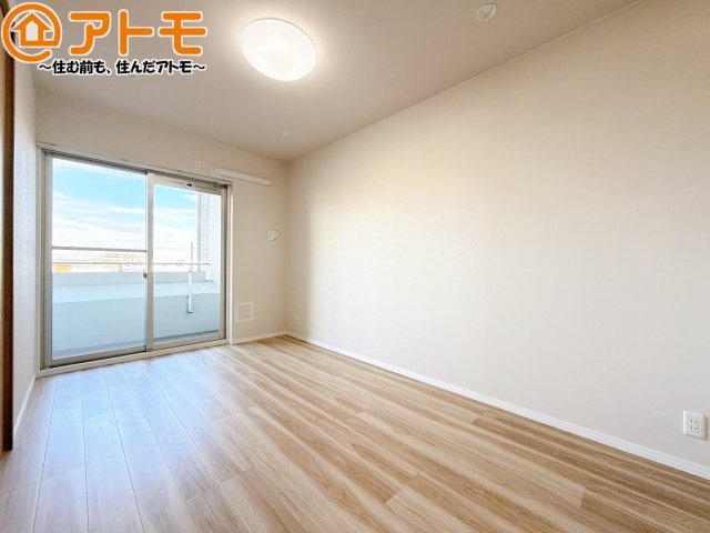 壁と床がシンプルな色合いだからこそ自分だけの空間を作れます♪お部屋作りのイメージは順調でしょうか♪
