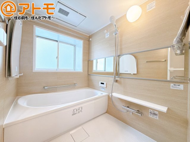 浴室は落ち着いた色のパネルでゆったりと過ごせる空間です。お風呂で一日の疲れを癒しましょう♪
