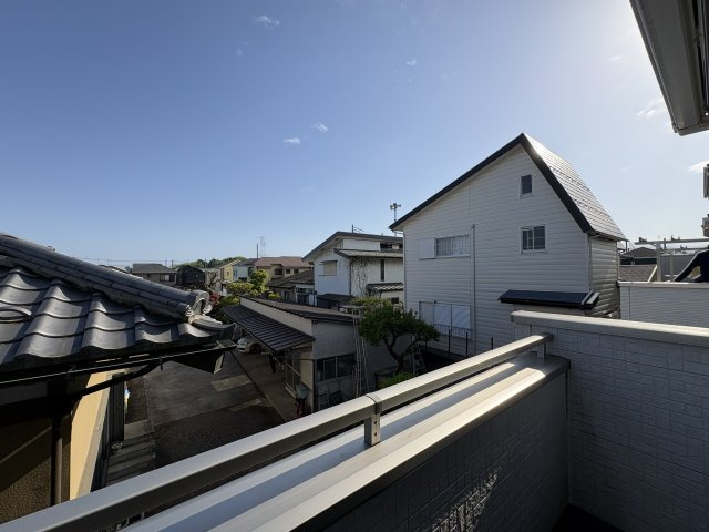 第1種低層住居専用ならではの開放感のある2階バルコニーからの眺望。南向きで陽当たりもよく、穏やかな住環境が広がります。