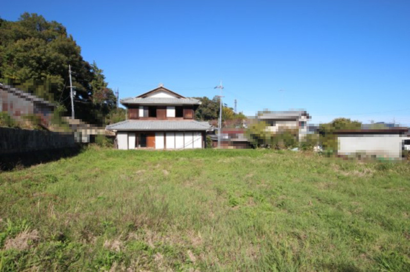 敷地途中から見た建物外観
