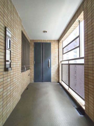 【アルコープ】　共用廊下から一歩奥まったアルコープで、安心感のある住まい。