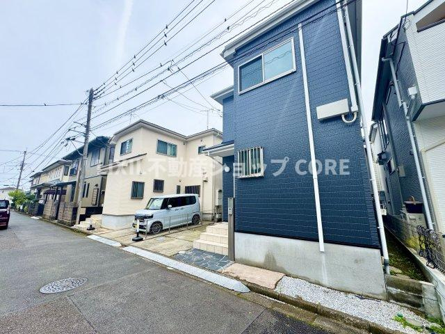 前面道路は閑静な住宅地をはしる車通りの少ない道路。お車の出し入れが苦手なママや小さなお子様にも安心　