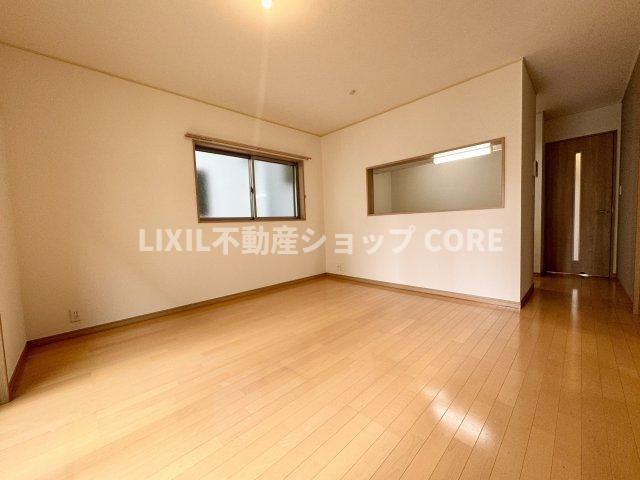 光溢れる安らぎの空間。キッチンとも一体感も演出しご家族との会話も弾みます。　