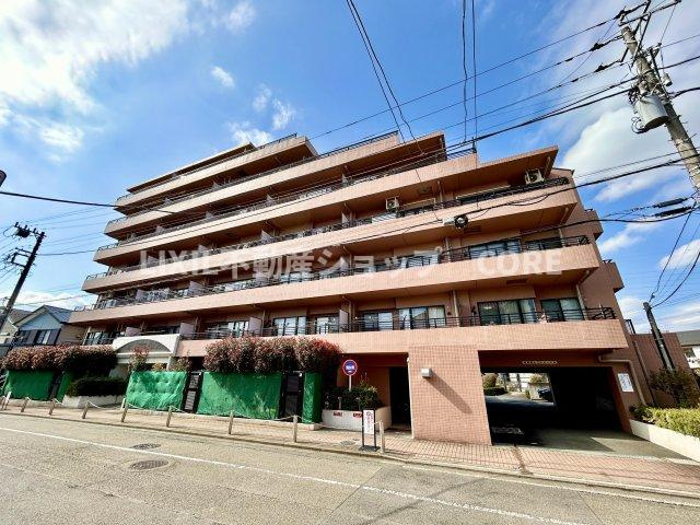 小学校・中学校が近く、子育て環境良好。小さなお子様がいる方には、安心な立地になっております。