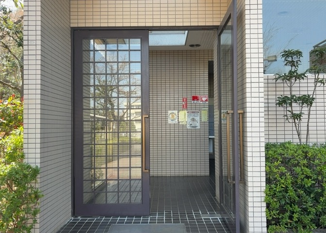 マンションのエントランスには、もともと風よけや防犯の役割がありますが、マンションによって宅配ボックスなどの設備が備わっている所もあります。日々の生活をイメージしながら生活しやすさをチェックしましょう。