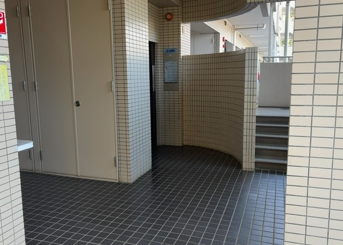 ラウンジは、マンションの共用スペースに椅子やテーブルなどを配置した利用者が寛げる空間です。屋内型ラウンジと屋外型ラウンジがあります。共用部分の管理状況と合わせて、詳細については現地でご確認ください。