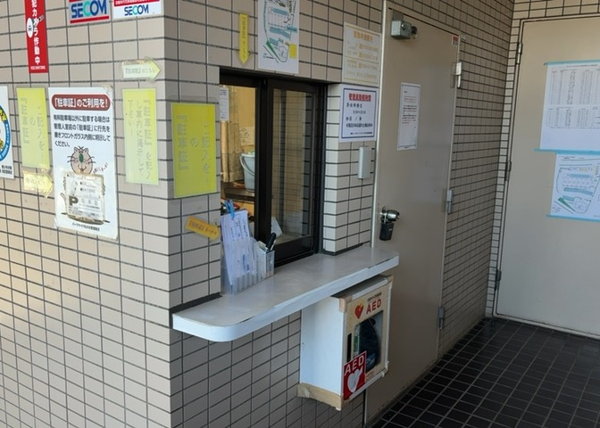 受付はマンションコンシェルジュがいる場合もあれば、管理人が滞在する小部屋を総称して呼ぶことがあります。主にエントランスに設置されていることから、防犯面でも期待ができます。防犯設備がない場合はより安心！