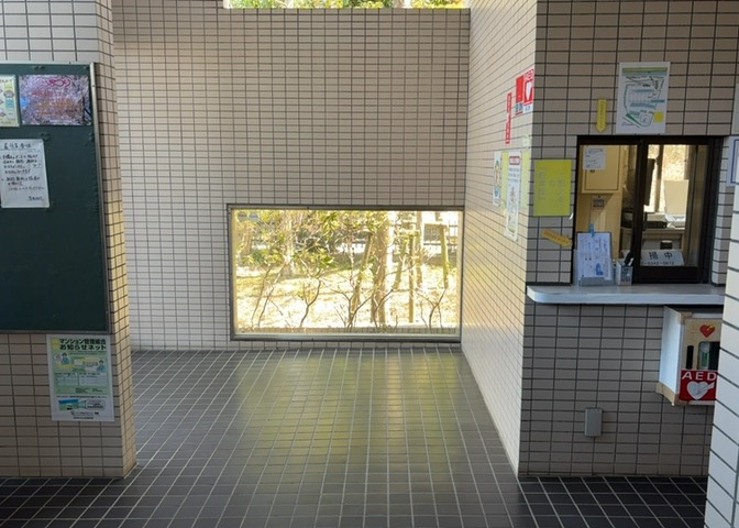 ロビーというと、エントランスと何がちがうの？と思いますよね。実はロビーとエントランスには明確な決まりはありません。物件によっては、エントランスを入って広がるある程度の広さのある空間がロビーとなります。