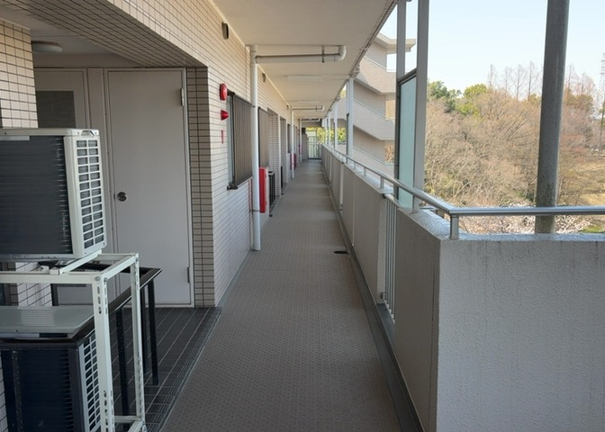 共用部分は、一棟の建物に住む区分所有者全員が共同で所有するとし、共用部分の管理、補修などは、区分所有者で形成される管理組合が行います。個人の判断で勝手に変更することはできませんので覚えておきましょう。