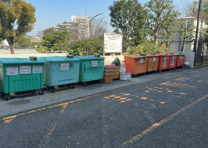 共有部分は、住民なら誰もが使える設備のこと。例えば駐車場やエレベーター、インターネット設備、セキュリティ設備などがあります。他にも、マンションの廊下・外部階段やエントランス・ゴミ置き場などがあります。