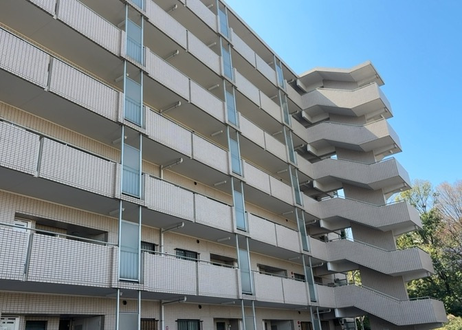 眺望の良さを楽しめるダイニングキッチンで家族団らんの時間を過ごしてはいかがでしょうか。バルコニーから見える景色を家族で眺める時間は、時間が経つのを忘れてしまいそうですね。是非、現地を見に行きましょう！