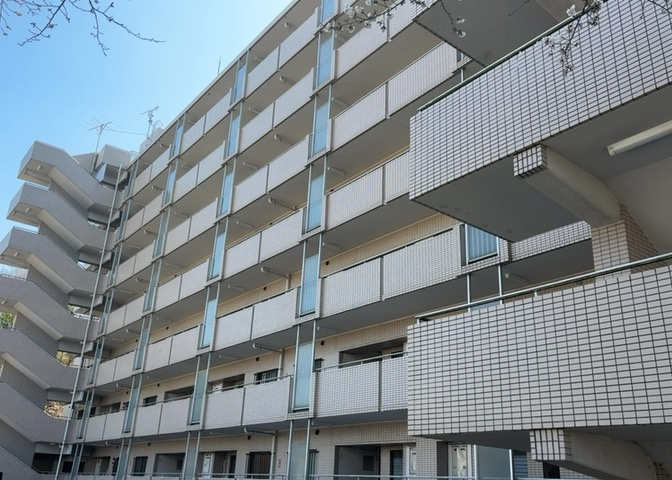 道幅が広い場所は日当たりや風通が良好です。幅が広いのですれ違いも可能ですし大きな車でも駐車可能！一方で、大型車が通ることも多くなるため交通量の増加により騒音に繋がります。また土地の値段が高くなります。