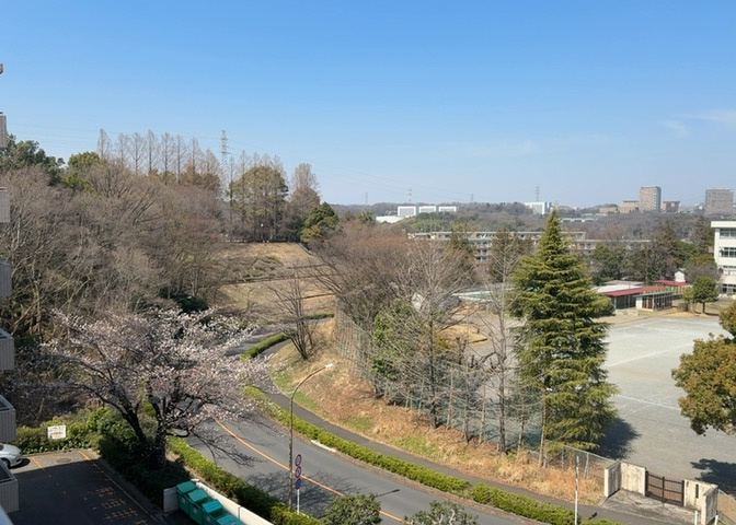眺望を気にして物件を探す場合、前面に建物が建っていないか現地で確認しましょう！前面に建物があると景色はもちろん、日当たりや風通しにも影響が出てきます。住んだ時のことを想像しながら現地見学をしましょう。