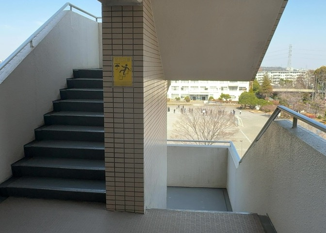 共用部分は、一棟の建物に住む区分所有者全員が共同で所有するとし、共用部分の管理、補修などは、区分所有者で形成される管理組合が行います。個人の判断で勝手に変更することはできませんので覚えておきましょう。