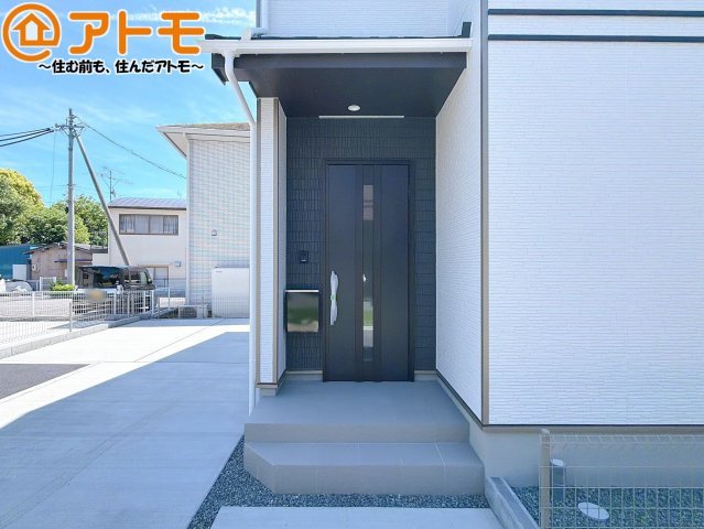 落ち着いた色合いの玄関はダブルロックで防犯性に優れた仕様になっています♪