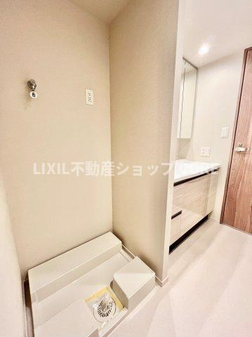 ゆとりの洗面スペースで朝の身支度も快適スムーズに。鏡の裏にはたっぷりと収納スペースを標準装備！　