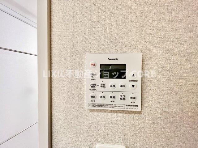 浴室乾燥機能で雨の日でも乾燥が可能。また、浴室内の湿気を排気し、カビの発生を抑えます　