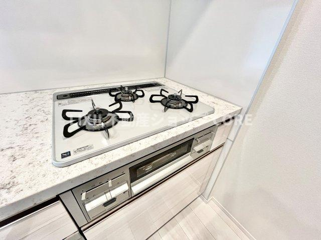 三口コンロで、お料理の効率もアップ！使い勝手の良さを考えました。お洒落なシステムキッチンです。　