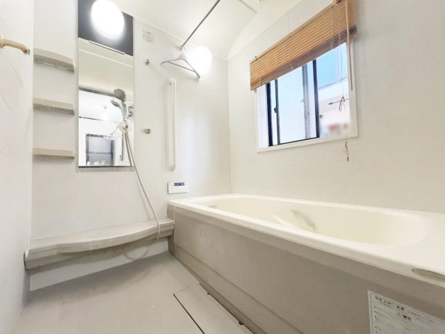 窓がありゆっくりリラックスできる広いお風呂です♪