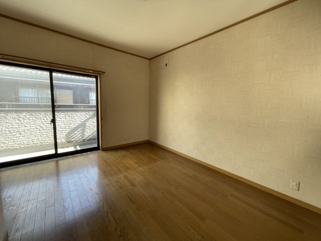 【洋室/約8.0帖】南東向きバルコニーに面した明るい洋室です。家具配置がしやすいフローリング仕様。大きめのベッドを配置してもゆとりのある広さで主寝室におすすめです。