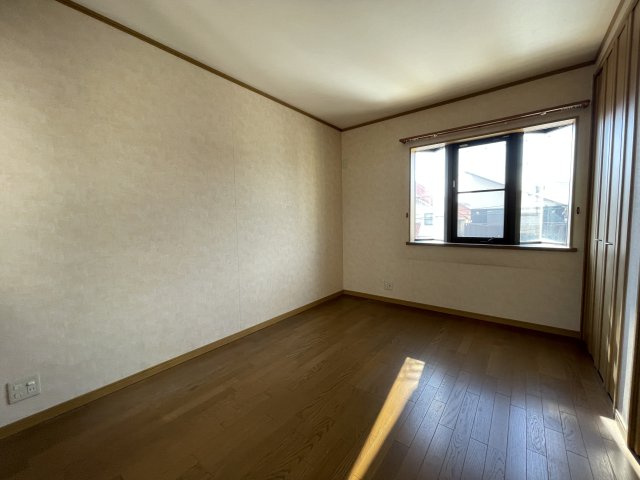 【洋室/約6.0帖】子供部屋や書斎・在宅ワークスペース・趣味部屋など、ご家族構成やライフスタイルに合わせて多用途にご使用いただけます。