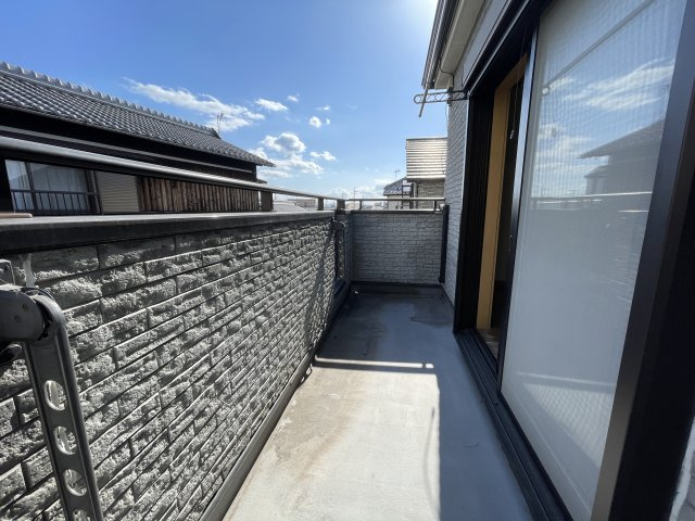 【バルコニー】約8.0帖洋室から出入り可能な南東向きバルコニーです。晴れた日にはたっぷりと陽光が降り注ぎ、気持ちよく洗濯物を乾かせそうです。