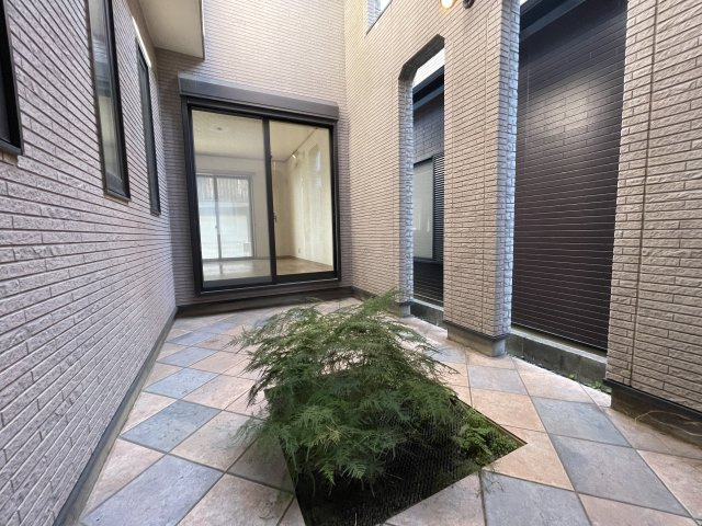 【テラス】リビングと和室へ出入りできるテラス。道路に面していないプライベート空間です。椅子とテーブルを配置して第2のリビングとしても使用できます。