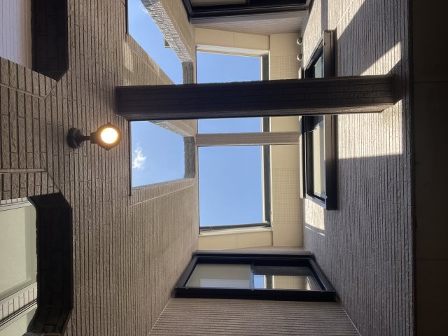 【テラス】テラスの上部は吹き抜けになっており、全居室に面しています。晴れた日には青空を楽しむことができ、おうち時間が充実しそうです。