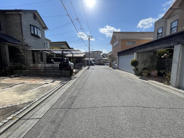 【前面道路含む現地写真】前面道路は北西側幅員約5.69mの公道です。周辺は第1種低層住居専用地域に位置した閑静な住宅街で、落ち着いた生活が送れます。
