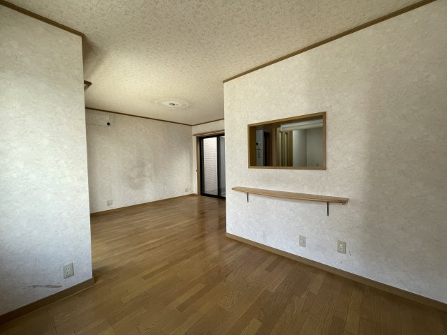 【LDK】キッチンの正面部分はダイニングスペースとしてご使用いただけます。対面式キッチンのため、料理の配膳や片付けがスムーズに行えそうです。