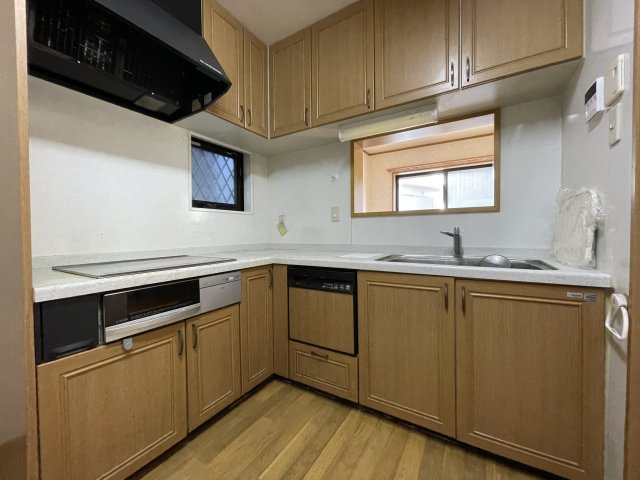 【キッチン】効率良く作業が行えるL字型のキッチン。フラットで掃除がしやすいIHクッキングヒーターが採用されています。忙しい家事をサポートしてくれる食器洗乾燥機付き。