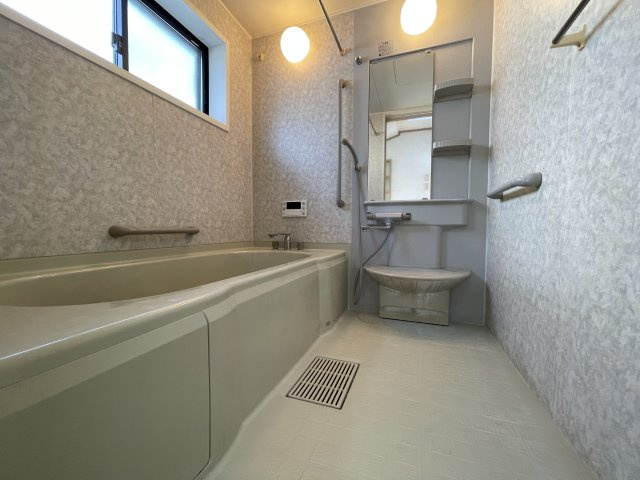 【浴室】淡い色合いで纏められた爽やかな印象の浴室です。浴槽で足を伸ばし、1日の疲れを癒やしていただけます。自然換気が行える窓付きで、防カビに期待ができそうです。