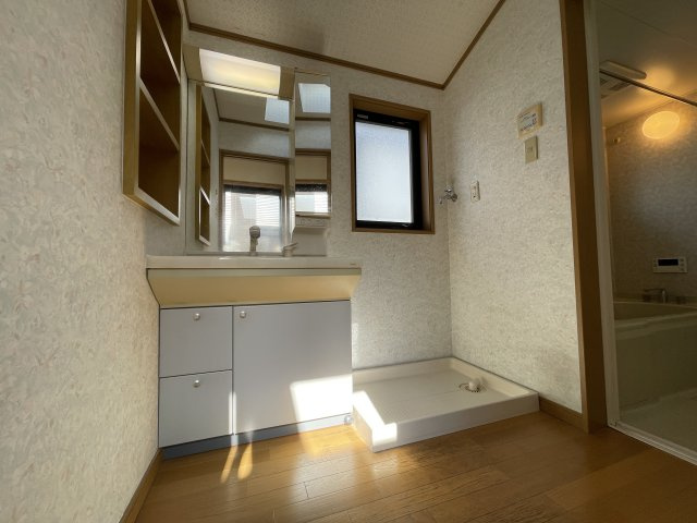 【洗面化粧台】手洗いボウル下やニッチ収納が備わっており、洗面用品やタオル・ストック類をすっきりと整理整頓していただけます。