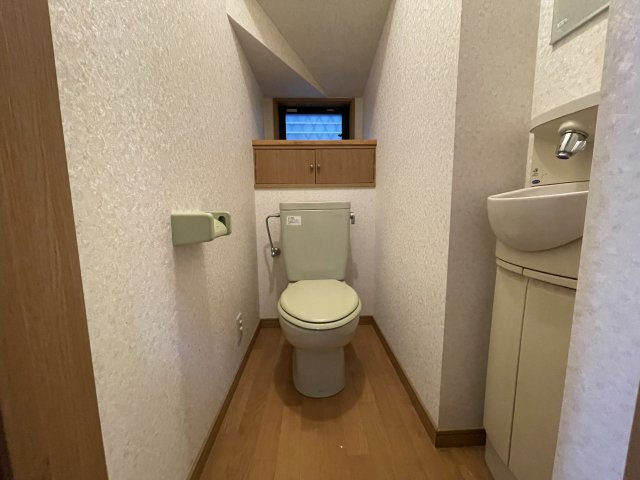 【1階トイレ】独立手洗い器付きのトイレです。トイレは各階に設けられており、来客時や朝の混み合う時間帯でもストレスなくご使用いただけます。