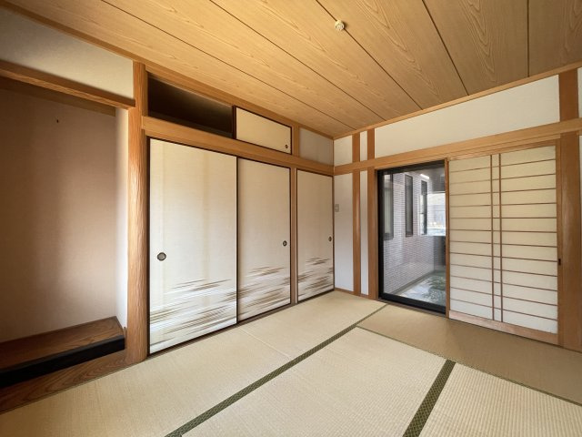 【和室/約6.0帖】廊下から出入り可能な独立した和室。客間やご家族団らんスペースとしてご使用いただけます。テラスからリビングへの移動も可能です。