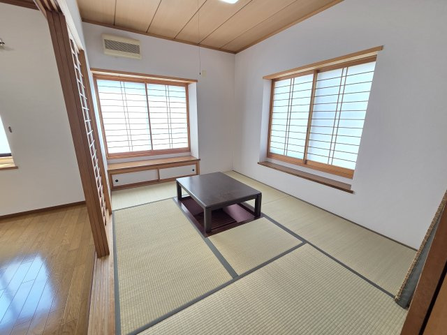 ダイニングキッチン横の和室。2面採光で明るく居心地良さそうな空間です♪