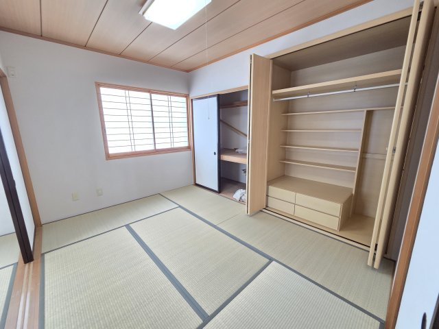 2階北西側6帖の和室です。