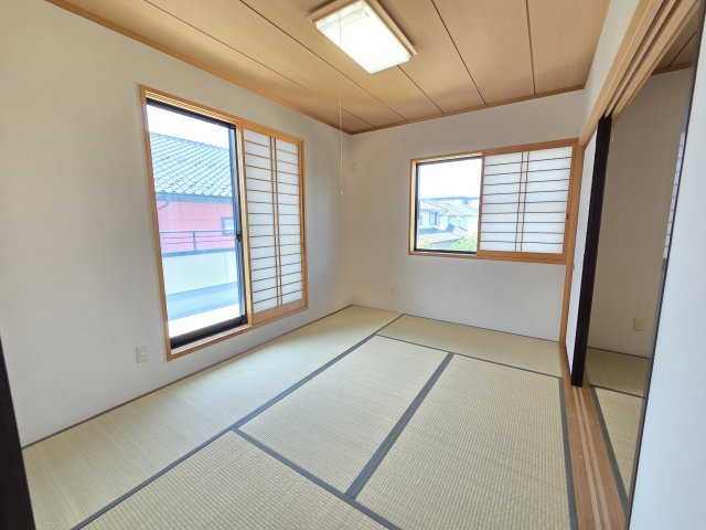 2階南西側6帖の和室です。
